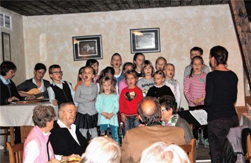 Der Feilnbacher Kinderchor unterhielt die Gäste der AWO während der voradventlichen Feier. Foto strim