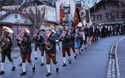 Der Festzug beim Jahrtag der Zimmerer hat Tradition. Dazu gehören Blaskapelle und auch die Fahnenabordnungen. Fotos ng