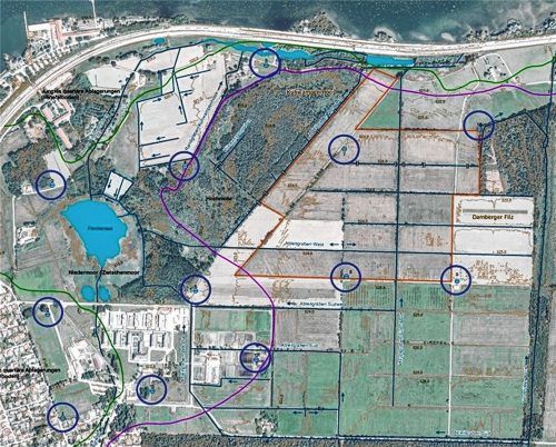 Der Freistaat Bayern plant, 43 Hektar, die im Bereich zwischen der Damberger Filze (rechts) und dem Kühwampenmoos (oben) liegen – die Fläche ist auf unserer Grafik orange umrandet – wieder zu vernässen. Um die Auswirkungen für die Anlieger in Neumühle und in Eichet vorhersagen zu können, hat die Regierung von Oberbayern, sie vertritt den Freistaat in dieser Angelegenheit, das Ingenieurbüro Dr. Blasy-Dr. Øverland in Eching am Ammersee beauftragt, Grundwassermessungen vorzunehmen. An zwölf Messstellen (in den Kreisen auf unserer Grafik) hat das Büro ein Jahr lang die Pegel beobachtet und die Ergebnisse nun im Gemeinderat präsentiert. Ingenieurbüro Dr. Blasy- Dr. Øverland
