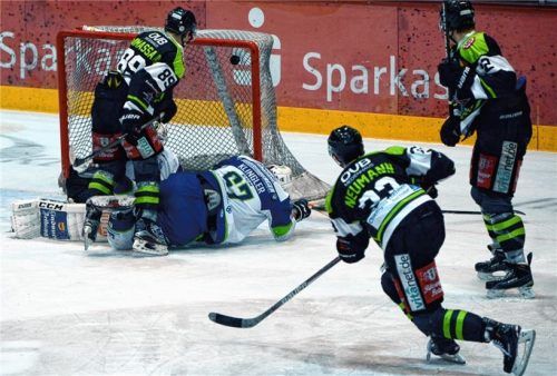 Der Gamewinner: Manuel Neumann erzielte im Überzahlspiel das spielentscheidende 4:3 im Heimspiel gegen Lindau. Foto Ruprecht