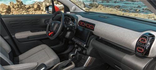 Der Innenraum setzt Maßstäbe unter den Kompakt-SUVs. Das Design-Element an den Scheinwerfern setzt sich im Inneren an den Lüftungen fort.