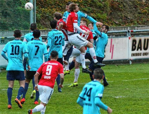 Der Kopfball von Hannes Maier verfehlt das Tor der Gäste nur ganz knapp. Foto  Buchholz