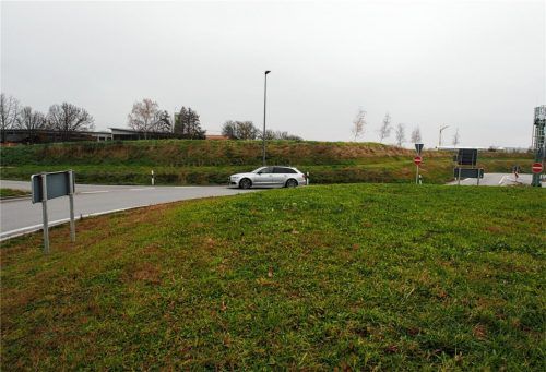 Der Kreisverkehr von Ampfing in Richtung Waldkraiburg wird einen fünften Arm bekommen – für die Autobahnmeisterei. Foto  kob