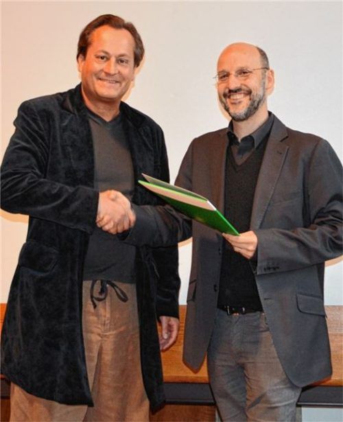 Der Letzte seiner Art: Stefan Dörr (links) nimmt seine Magisterurkunde im Rektorzimmer der LMU-München von Prof. Dr. Peter Adamson entgegen. Foto Kampffmeyer