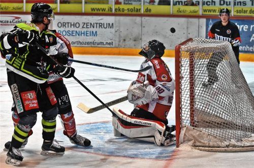 Der „Lupfer“ von Michael Baindl (links vorne), Torschütze zum 4:2, landete nur an der Latte. Fotos Ziegler
