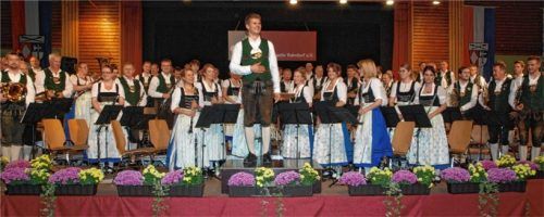 Der neue Erste Dirigent Christoph Danner freute sich mit seinen Musikern der Musikkapelle Rohrdorf über den Zuspruch der begeisterten Zuhörer für diesen gelungenen Konzertabend. Fotos re