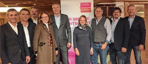 Der neue Vorstand (von links): Georg Zanetti, Rupert Bernklau, Richard Diebald, Barbara von Hagmann, neuer Vorsitzender Prof. Peter Astner, Verena Stern, ehemaliger Regionalvorsitzender Gerd Maas, Wolfgang Zenker, Hannes Hubert-Reh. Foto re