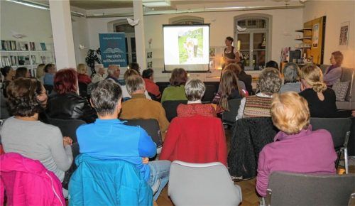 Der November ist der Monat der Spiritualität in der Stephanskirchener Gemeindebücherei: Den Auftakt der Veranstaltungsserie machte Sennerin und Buchautorin Martina Fischer – und viele Zuhörer lauschten gespannt.Foto re