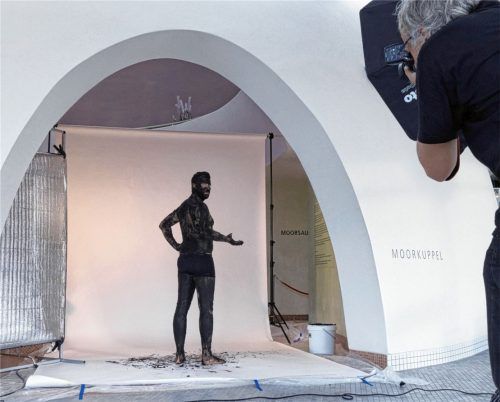 Der obligatorische Fototermin im Vorfeld der Nonfiktionale mit dem „Moormann“ fand in der Therme statt. Foto  Pupeter
