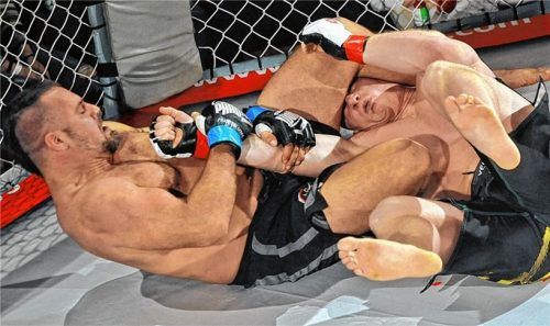 Der Rosenheimer Markus Grosse (links) im Bodenkampf.