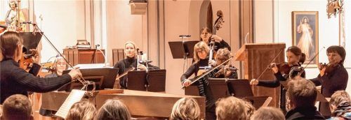 Der schlechten Akustik in der Kolbermoorer Stadtkirche trotzte das Kammerorchester gekonnt.Foto sbe