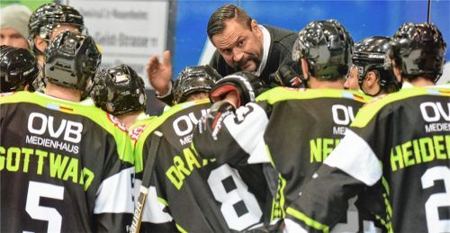 „Der Star ist das Team“ betont Manuel Kofler immer wieder. Das Bild zeigt den Starbulls-Coach während einer Auszeit im Heimspiel gegen Lindau, das man nach 1:3-Rückstand 5:3 gewann. Foto  Ziegler