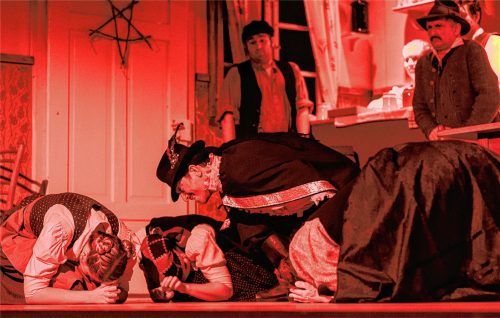 Der Teufel (gespielt von Dirk Huber) veranstaltete in der Wirtsstube ein Höllenszenario.Foto  Günster