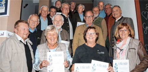 Der TSV Neubeuern konnte zahlreiche Mitglieder für ihre langjährige Vereinstreue auszeichnen. Foto rep