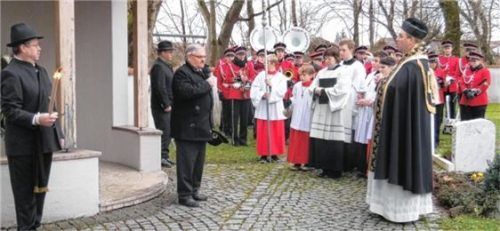 Der Vorsitzende des Kriegervereins, Leonhard Reichl, sprach am Kriegerdenkmal. Fotos hengstberger