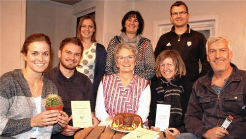 Derzeit probt die Darstellergruppe mit (hinten, von links) Monika Parzinger, Elvira Parzinger, Markus Stöger und (vorne, von links) Stefanie Kurz, Tobias Hofmann, Irene Volk, Sieglinde Ott und Sigi Engl intensiv, um dem Publikum einen lustigen Theaterabend präsentieren zu können.Foto volk