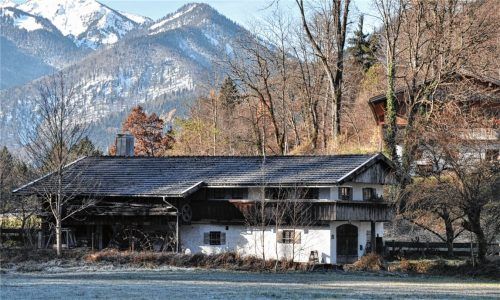Die 1697 erbaute Schmiede in Raiten hat, sehr zur Freude des Gemeinderates, einen neuen Besitzer. Foto wun