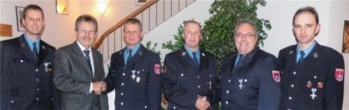 Die Ära Zauner geht bei der Freiwilligen Feuerwehr Zeiling zu Ende, eine neue Führungsmannschaft wurde gewählt. Das Bild zeigt von links: Zweiter Vorstand Christian Gebler, Bürgermeister Jakob Bichlmaier mit dem neuen Vorstand Christoph Hölzl, Anton Zauner und sein Nachfolger als Kommandant Manfred Wastlhuber sowieZweiter Kommandant Georg Wastlhuber.Foto  fim