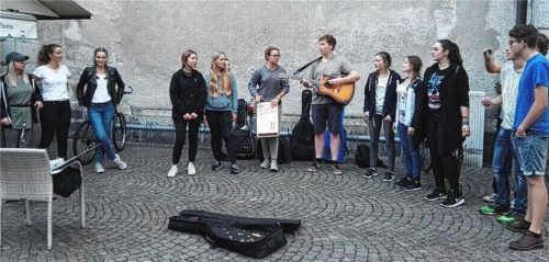 Die Aiblinger Gymnasiasten bei einem ihrer Auftritte als Straßenmusikanten in Südtirol.