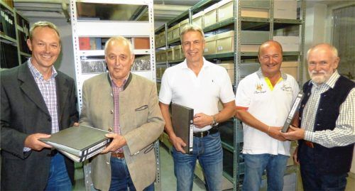 Die Arbeit ist vollbracht, die Archive sind fertig: Im Rahmen eines symbolischen Aktes übergaben Franz Burghardt (Zweiter von links) und Manfred Groß (rechts) die Findbücher für die Akten, die in den neuen Archiven der Gemeinden Breitbrunn, Gstadt und Chiemsee und ihrer Verwaltungsgemeinschaft liegen, an die Bürgermeister Anton Baumgartner (Breitbrunn, links), Bernhard Hainz (Gstadt, Mitte) und Georg Huber (Chiemsee). Foto  Thümmler