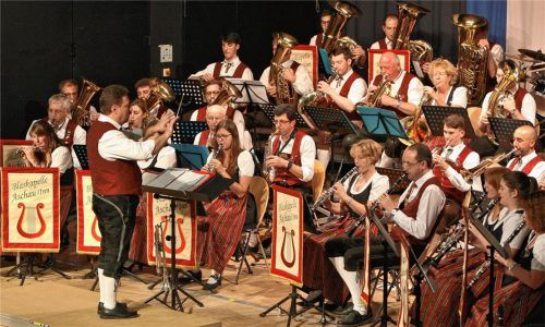 Die Aschauer Blaskapelle bereitete dem Publikum einen vergnüglichen Konzertabend.