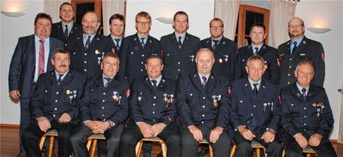 Die ausgezeichneten Aktiven, flankiert von Bürgermeister Lorenz Kronberger und Kommandant Alois Steinberger (hinten von links), sowie Kreisbrandrat Harald Lechertshuber und Vorstand Anton Kreuzpointner (hinten von rechts).Foto wag