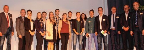 Die ausgezeichneten Auszubildenden mit dem IGW-Vorsitzenden Ulli Maier, Landrat Georg Huber (links) sowie den beiden Bürgermeistern Alois Salzeder (Aschau) und Robert Pötzsch (Waldkraiburg/rechts).Foto  hsc