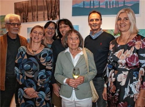 Die Ausstellung eröffneten (von links) Reiner Schöniger, Maria Stephan, Ruth Schobersteiner, Doris Steiskall, Ute Reif, Jakob Gnadl und Petra Berger. Foto  vom Dorp