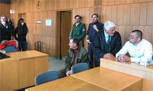 Die beiden Angeklagten (gepixelt) vor Verhandlungsbeginn.Foto Auer