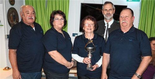 Die beste Mannschaft stellten die Goldbachtaler Stockschützen mit Hans und Josefine Krimplstötter sowie Christa und Hans Zahler. Sie siegten vor den „Freizeitschützen Mietraching 1“und der Mannschaft „Alle Neune 1“. Fotos Gilg