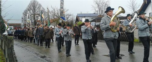 Die Blasmusik führte den langen Zug durch Heufeld an. Foto  Buxot