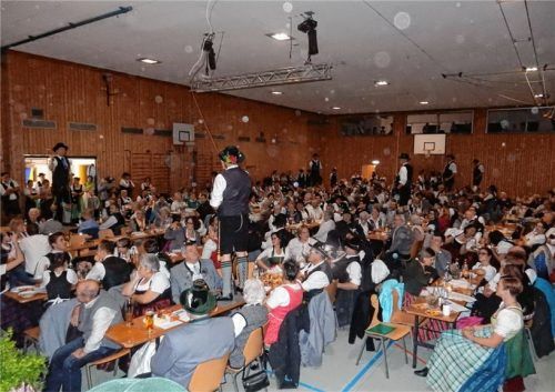 Die Bruckmühler Goaßlschnoiza zeigten ihr Können mitten unter den Zuschauern auf Tischen stehend.Fotos  Ahrens