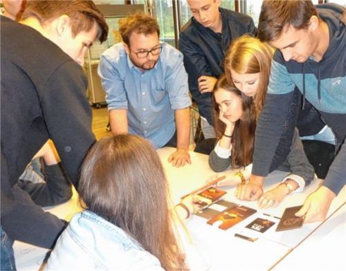 Die Bruckmühler Schüler probierten fair gehandelte Schokolade und lernten einiges über die Inhaltsstoffe von Kakaobohnen.