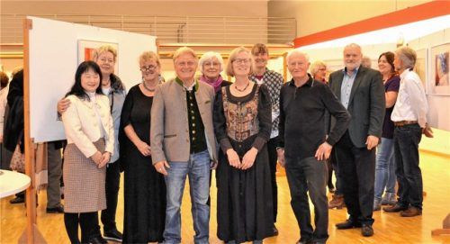 Die Buchbacher Maler mit Bürgermeister Thomas Einwang, vor ihren Exponaten und den Gästen der Vernissage.