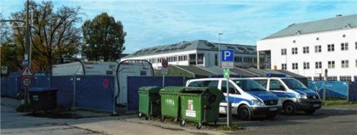 Die Bundespolizei nutzt nach wie vor Flächen zur Erfassung von Flüchtlingen, die für den Bau des neuen Fahrradparkhauses notwendig sind. Foto Aerzbäck