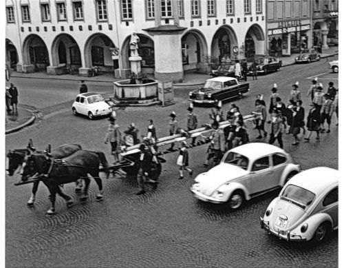 Die Bundesstraße 15 führte früher direkt über den Max-Josefs-Platz (im Bild). 1967 beschloss der Stadtrat eine auch damals schon umstrittene neue Trassenführung über die Rathaus- und Prinzregentenstraße, wiederum mitten durch die Stadt. Das Foto entstand im November vor 50 Jahren bei einem Weisertweckenfahren.Foto Werner Krämer