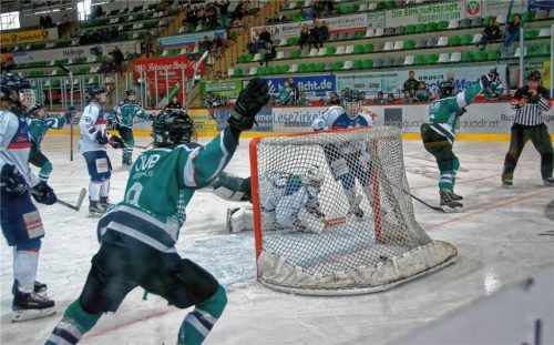 Die DNL-Mannschaft der Starbulls Rosenheim bejubelt hier einen Treffer gegen Iserlohn.