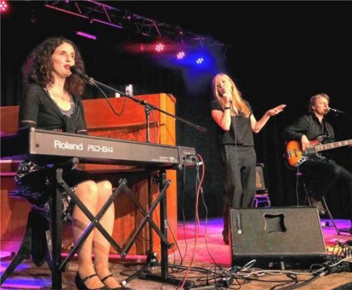 „Die drei Damen“ auf der Bühne im Lokschuppen.Foto  Jacobi