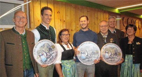 Die drei Stadtkönige im Schießen mit den Spendern der Scheiben: (von links) Oberbürgermeister Christian Kegel mit dem Stadtkönig in der Hobbyklasse, Max Oberberger, die Kammerer Schützenkönigin Helga Artinger mit dem Stadtkönig Luftpistole, Kenneth Winkler, der Stadtkönig Luftgewehr Franz Schroth mit dem Vorsitzenden des Stadtverbandes der Sportvereine, Stefan Namberger, und die Schützenmeisterin der gastgebenden SG Kammer-Rettenbach, Pia Oberkandler.Foto obk