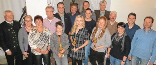 Die Einzelsieger in den diversen Disziplinen und Klassen von links: Gauschützenmeister Erich Jungwirth, Organisatorin Margit Durmeier, Heike Perzlmeier, Karl-Heinz Schall, Niklas Kallmaier, Florian Mayerhofer, Hans Durmeier, Sophie Heiß, Stefan Spirkl, Eva Hucul, Gerhard Holzmann, Anna Maria Siegerstetter, Bürgermeister Erwin Baumgartner, Andrea Seidl, Michael Bichlmaier und Erich Mandl.Fotos nz