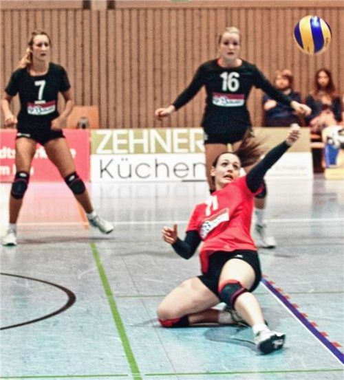 Die Eiselfinger Damen wehrten sich nach Kräften gegen die Niederlage: vorne Krissi Aringer, hinten Nora Delker (links) und Sandra Bachleitner.