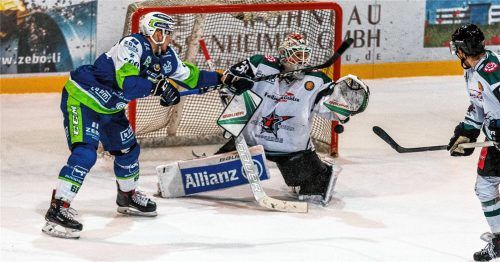 Die Entscheidung: Andreas Farny fälschte den Puck vor Lukas Steinhauer unhaltbar zum 3:2 für Lindau ab – danach war das Spiel zu Ende. Foto  Flemming