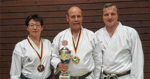 Die erfolgreichen Mühldorfer Karatekämpfer von links: Olga Schimmelpfeng, Herberth Woidich und Fritz Dürr.