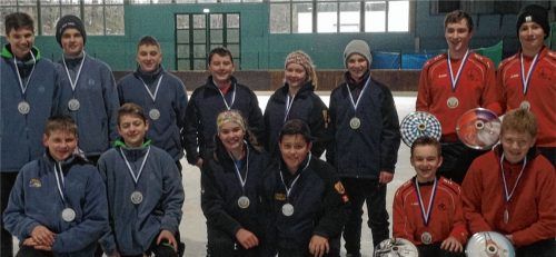 Die erfolgreichen U16-Mannschaften bei der Bezirksmeisterschaft. Foto  kam