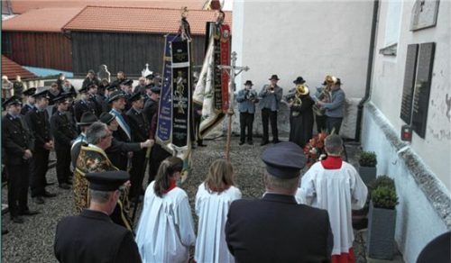 Die Fahnen senkten sich zum Gruß am Kriegerdenkmal an der Lampferdinger Pfarrkirche. Foto stelzer