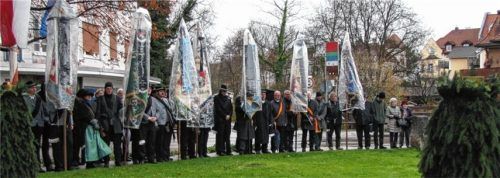 Die Fahnenabordnungen hatten Aufstellung vor dem Kriegerdenkmal genommen.