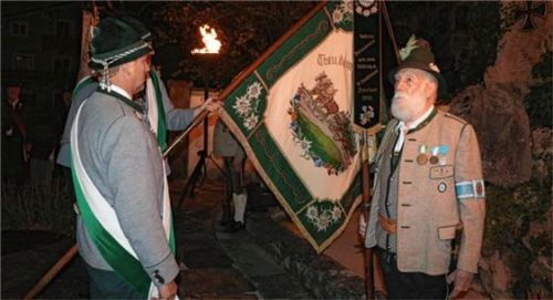 Die Fahnenabordnungen vertraten die Ortsvereine. Foto reh