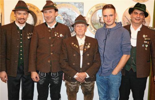 Die Frasdorfer Thomasschützen bleiben bei ihrer bewährten Vereinsführung. Im Jubiläumsjahr bestätigten die Schützen bei den Wahlen einstimmig Schützenmeister Richard Voggenauer und Stellvertreter Rupert Marinus Wörndl in ihren Ämtern. Foto Rehberg