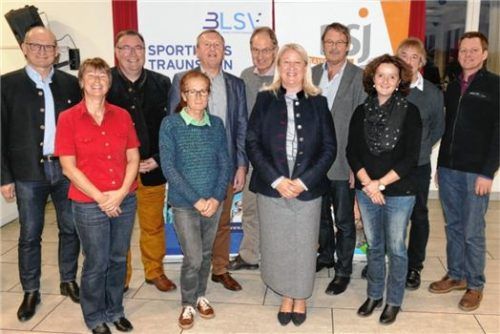 Die frisch gewählte Vorstandschaft: (hinten von links) Roman Metzner, Manfred Kösterke, Franz Parzinger, Dr. Rudolf Schenk, Helmut Heigermoser, Thomas Hoffmann, Alex Reinmiedl, (vorne von links) Gaby Wiblishauser, Maria Baptistella, Claudia Daxenberger und Michaela Hillebrand.