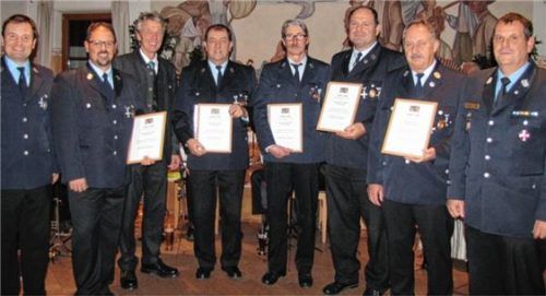 Die für 25 und 40 Jahre aktiven Dienst  ausgezeichneten Feuerwehrkameraden Martin Hehlert, Christian Weigl, Hubert Weigl, Josef Waldleitner, Roman Ableitner und Paul Siersch mit Kreisbrandmeister Max Goldbrunner (rechts) und Bürgermeister Felix Schwaller (Dritter von links).